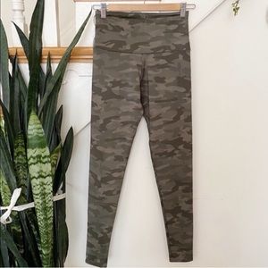 Onzie Camo Print • High Waist Yoga Leggings